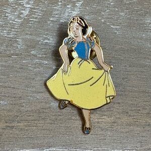 Vintage Disney Snow White Pin Pinback Taiwan